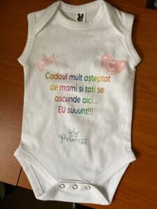 Costum alb pentru bebelusi personalizat cu mesaje Gifts-Heaven