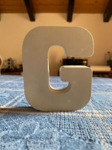 Forma cu initiala "G" cadou personalizat din rasina Gifts-Heaven